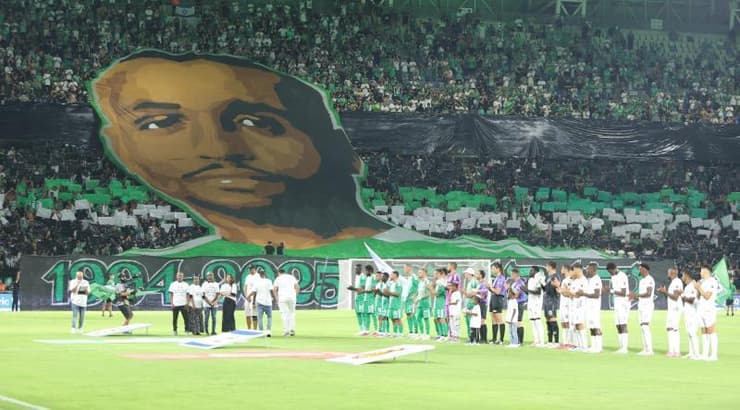 התפאורה המדהימה של אוהדי מכבי חיפה לזכרו של גדי קינדה ז"ל (עמרי שטיין) התפאורה המדהימה של אוהדי מכבי חיפה לזכרו של גדי קינדה ז"ל