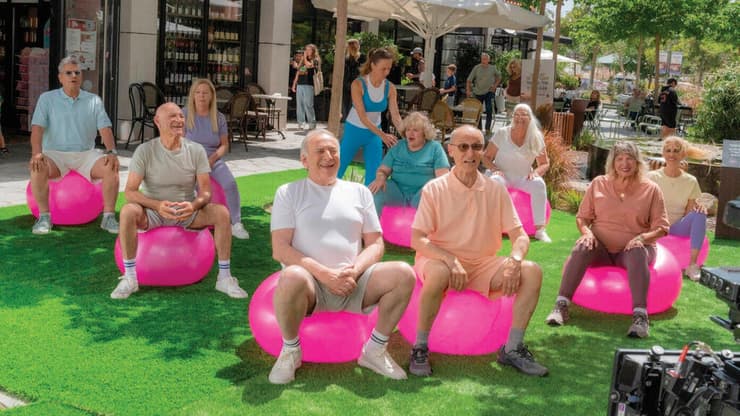 דבל'ה גליקמן בקמפיין עבור יצירת קשרים חברתיים בגיל השלישי