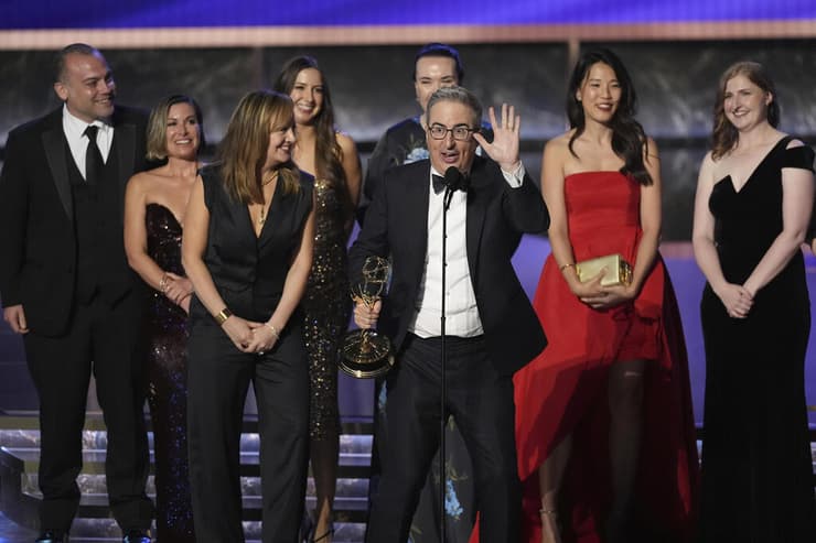 ג'ון אוליבר וצוות "השבוע שעבר" על במת האמי