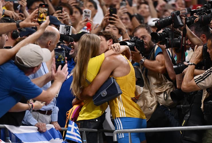 דופלנטיס ובת זוגו דזירה אינגלנדה (צילום: Hannah Peters/Getty Images) ארמנד דופלנטיס וחברתו דזירה