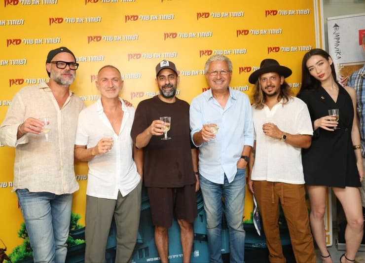 "אני שומע לפתע על נשים שאוהבות אותו". בן בכר (משמאל) וקאסט "לשחרר את שולי סאן" (צילום: עופר חגייב) בן בכר