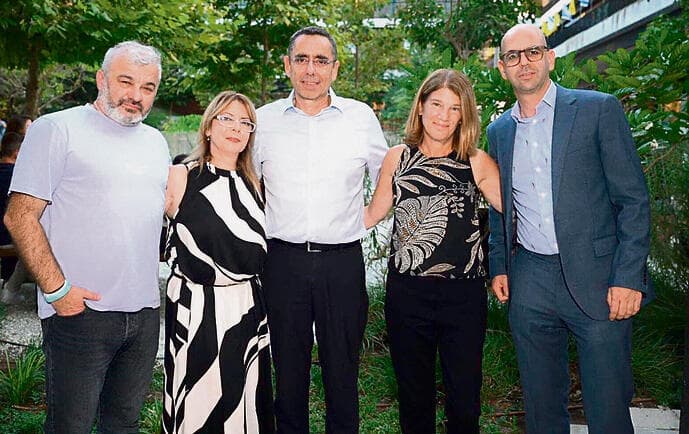 גידי פדרמן (מימין), שרון חזקיה, אבי לוי, והוריה של ספיר בילמס ז"ל – אינה ולאון | צילום: ישראל הדרי yk14516854