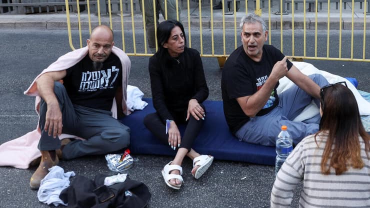 משפחות חטופים מוחות מחוץ למעון רה"מ