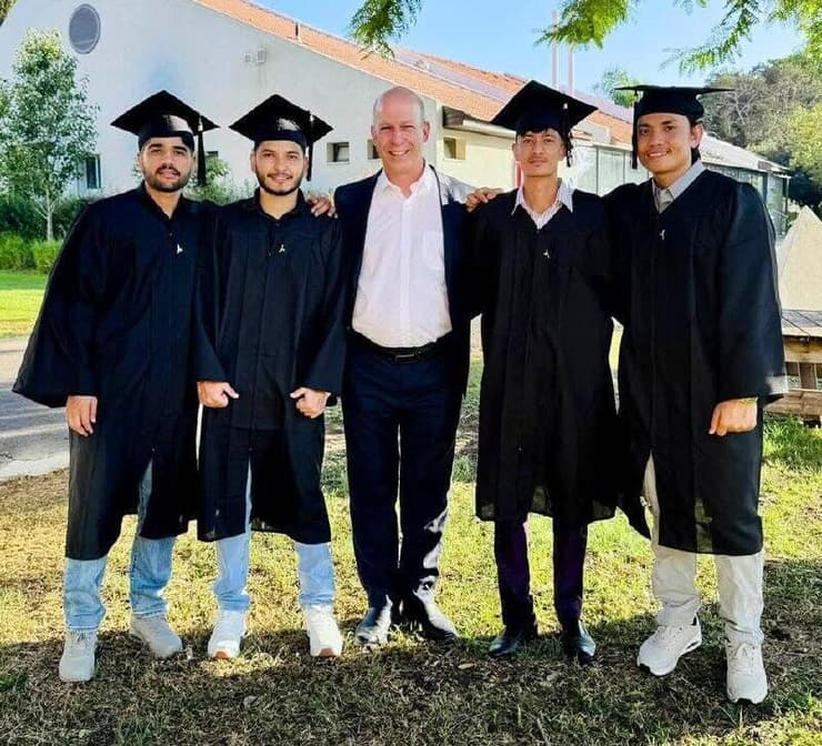 מימין: בירנדרה צ'אודהארי, פראבין דנגי, פרופ' חיים שקד, בידהאן סדג'וואל והימאנצ'ל קאטל (צילום: מכללת חמדת) מימין: בירנדרה צ'אודהארי, פראבין דנגי, פרופ' חיים שקד, בידהאן סדג'וואל והימאנצ'ל קאטל