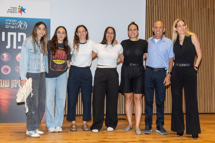 סנדר עם שחקניות ליגת העל