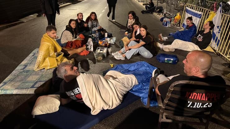 משפחות חטופים מפגינות מול מעון רה"מ בירושלים