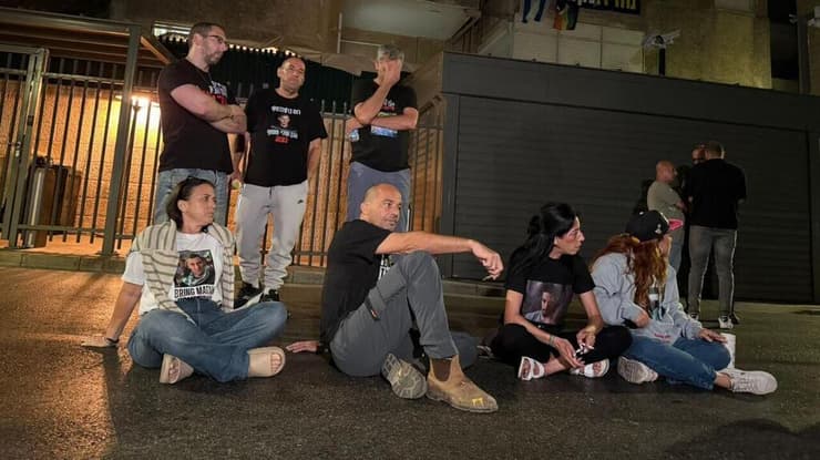 משפחות חטופים מפגינות מול מעון רה"מ בירושלים