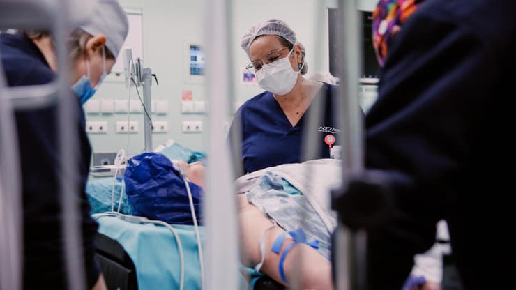 "זה דורש תיאום מלא כיוון שאנחנו מנתחים במקביל" (צילום: דניאל כהן, דוברות אסותא) מהלך הניתוח שעברה אילנה רובין