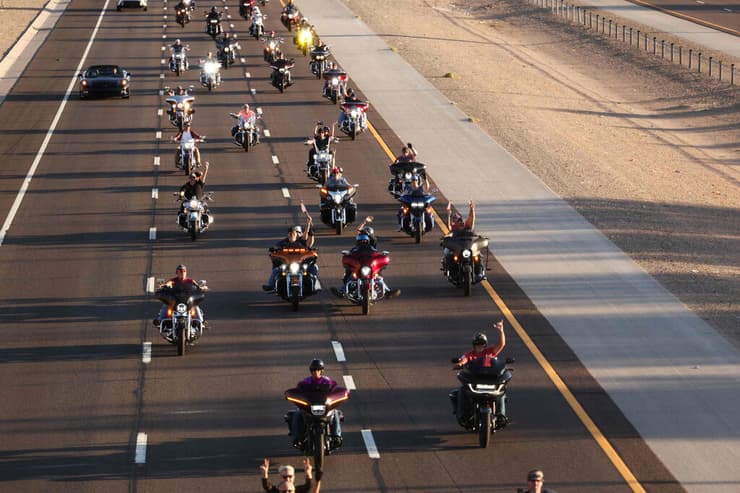 שיירת אופנועים של פעילי ימין ב אריזונה יוטה לזכר צ'רלי קירק ארה"ב 13 בספטמבר