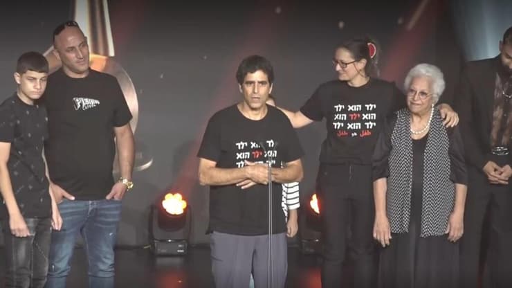 הבמאי שי כרמלי פולק (במרכז) ומוחמד גזאוי (משמאל) עם זכיית "הים" בפרס אופיר לסרט הטוב ביותר (צילום מסך: עידו ארז) הבמאי שי כרמלי פולק (במרכז) ומוחמד גזאוי (משמאל) עם זכיית "הים" בפרס אופיר לסרט הטוב ביותר