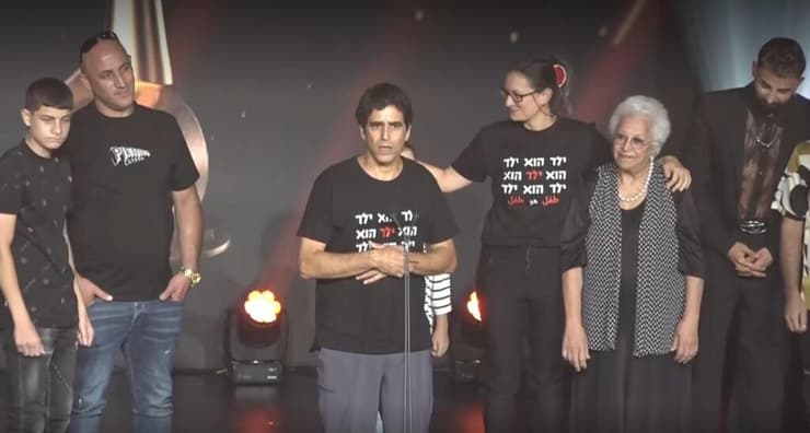 הבמאי שי כרמלי פולק (במרכז) ומוחמד גזאוי (משמאל) עם זכיית "הים" בפרס אופיר לסרט הטוב ביותר