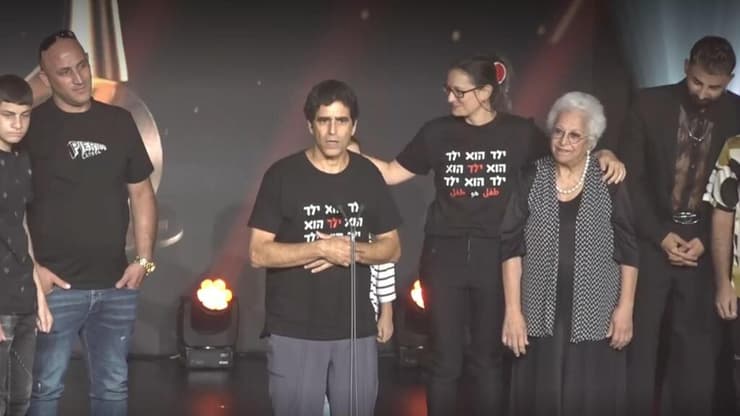 הבמאי שי כרמלי פולק (במרכז) ומוחמד גזאוי (משמאל) עם זכיית "הים" בפרס אופיר לסרט הטוב ביותר