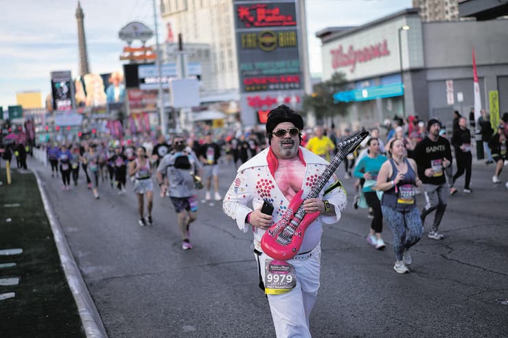 חקיין אלביס במרתון השנתי שנערך ברחובות לאס וגאס