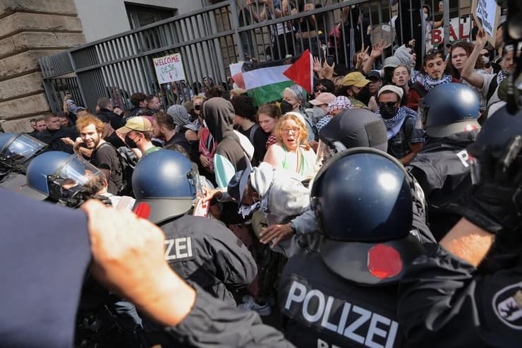 שוטרים מול סטודנטים פרו-פלסטינים באוניברסיטת הומבולדט של ברלין, בשנה שעברה