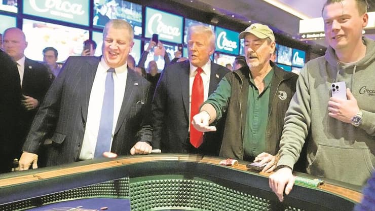 נשיא ארצות הברית דונלד טראמפ בקזינו בלאס וגאס (צילום: Mark Schiefelbein/AP) נשיא ארצות הברית דונלד טראמפ בקזינו בלאס וגאס