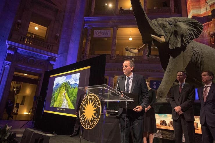 אילן שחם מקבל את הפרס במוזיאון הסמיתסוניאן בוושינגטון