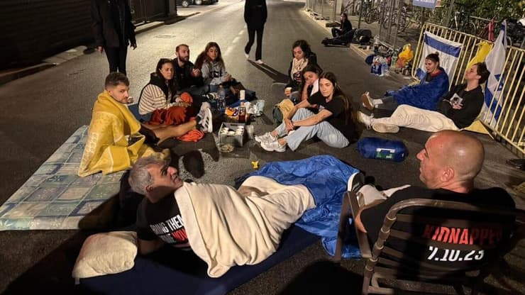 משפחות החטופים הקימו אוהלים מחוץ למעון רה״מ