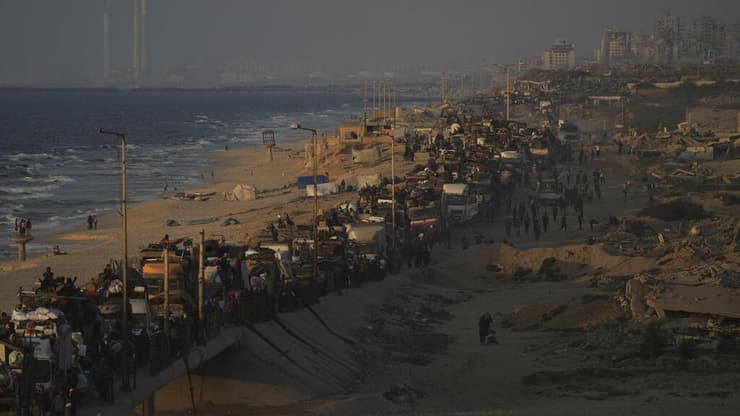 עקורים פלסטינים מתפנים לכיוון דרום הרצועה