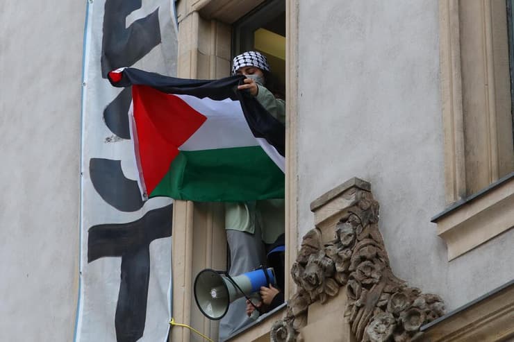 סטודנטים פרו-פלסטינים שהשתלטו על בניין אוניברסיטת הומבולדט של ברלין בשנה שעברה