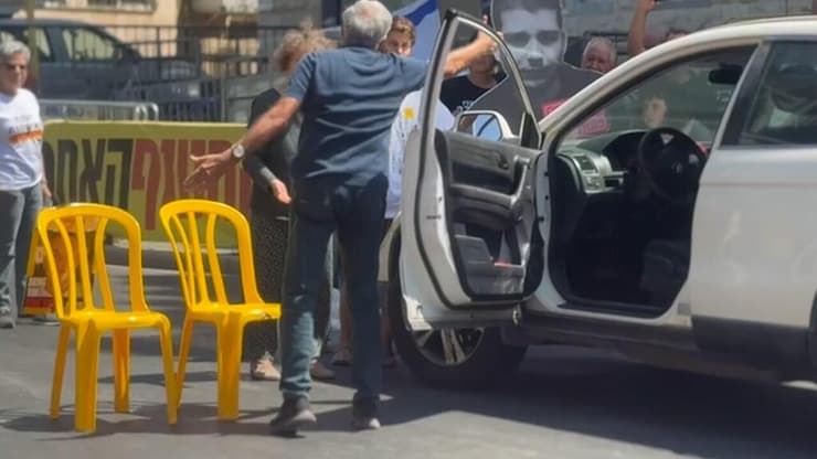 נהג רכב תקף מילולית מפגינים ומשפחות חטופים בירושלים