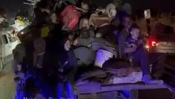 עקורים פלסטינים מתפנים בעקבות תחילת מבצע מרכבות גדעון ב'