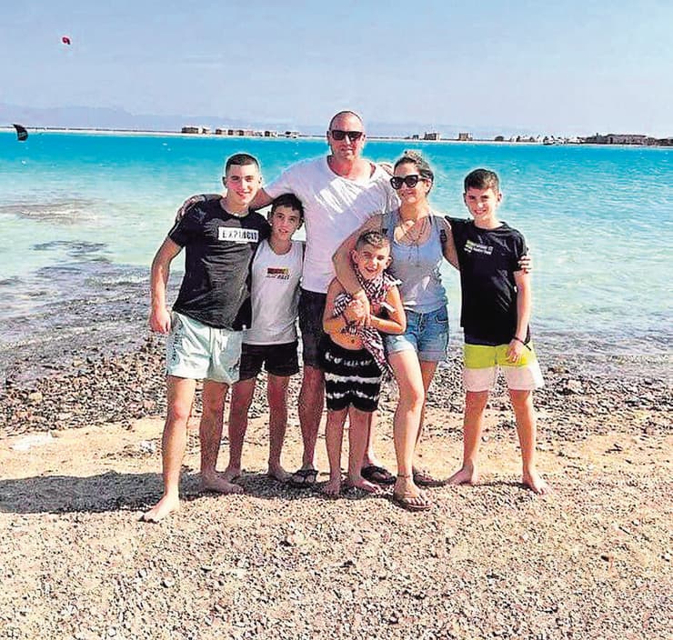 חן ורינת אבן ז"ל עם ארבעת ילדיהם. אלון ועידו ז"ל נרצחו. הילדים הקטנים - תומר וניר, ניצלו 