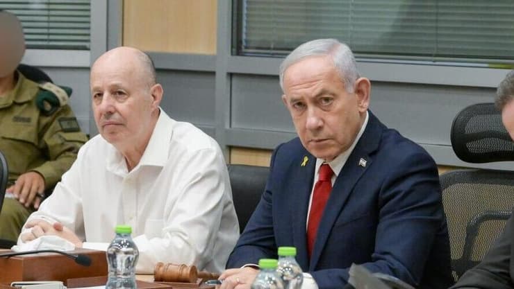 נתניהו עם הנגבי (צילום: מעיין טואף, לע"מ) ראש הממשלה נתניהו עם שר הביטחון כ"ץ וגורמי ביטחון בחמ"ל בקריה בזמן התקיפות בתימן