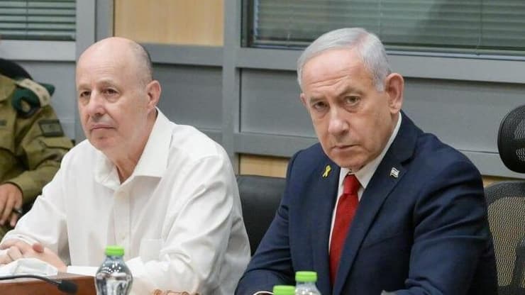 נתניהו והנגבי בחמ"ל בקריה, בחודש שעבר (צילום: מעיין טואף, לע"מ) ראש הממשלה נתניהו עם שר הביטחון כ"ץ וגורמי ביטחון בחמ"ל בקריה בזמן התקיפות בתימן