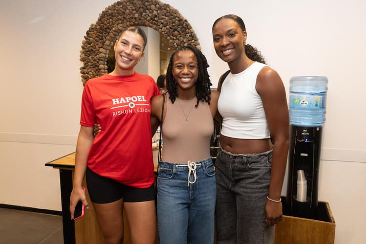 ציפל (ראשונה משמאל) במהלך הטקס