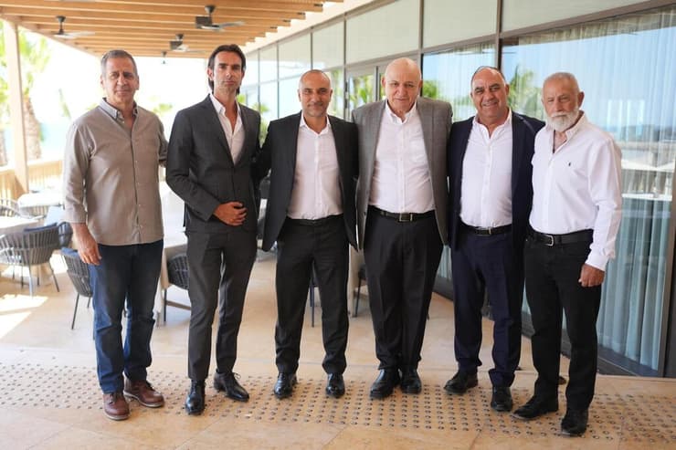 משמאל לימין: הרמטכ״ל לשעבר אביב כוכבי, מנכ״ל קבוצת דלק עידן וולס, מנכ״ל ניו מד אנרג׳י יוסי אבו, בעל השליטה בקבוצת דלק יצחק תשובה, ראש אגף משפחות, הנצחה ומורשת במשרד הביטחון, אריה מועלם ויו״ר יד לבנים אלי טהר משמאל לימין: הרמטכ״ל לשעבר אביב כוכבי, מנכ״ל קבוצת דלק עידן וולס, מנכ״ל ניו מד אנרג׳י יוסי אבו, בעל השליטה בקבוצת דלק יצחק תשובה, ראש אגף משפחות, הנצחה ומורשת במשרד הביטחון, אריה מועלם ויו״ר יד לבנים אלי טהר