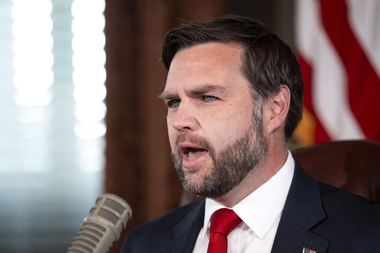 סגן נשיא ארה"ב ג'יי די ואנס מגיש מהבית הלבן את הפודקאסט של צ'רלי קירק אחרי שנרצח 15 בספטמבר