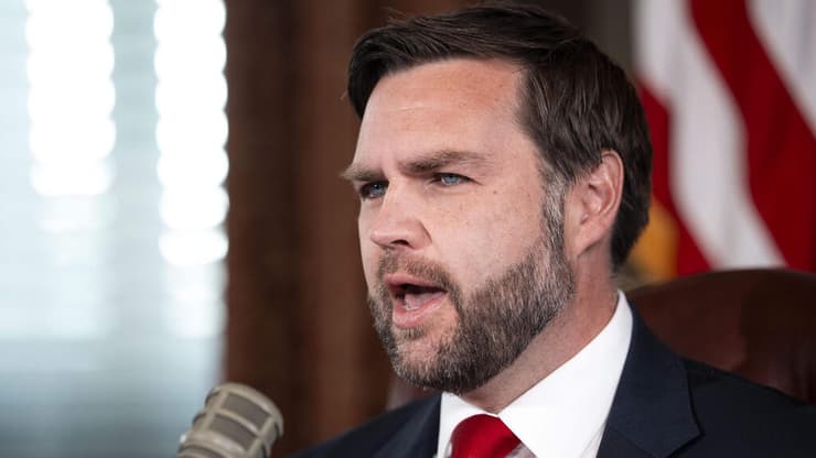 סגן נשיא ארה"ב ג'יי די ואנס מגיש מהבית הלבן את הפודקאסט של צ'רלי קירק אחרי שנרצח 15 בספטמבר