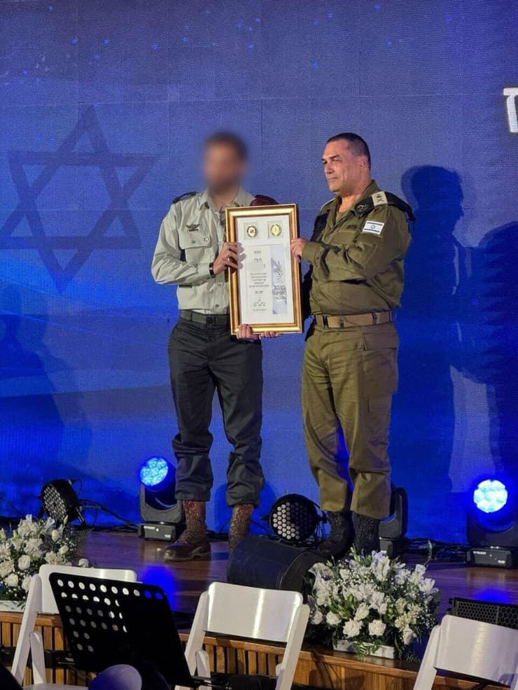 הרמטכ"ל זמיר מעניק לרס"ן פ' את אות ההצטיינות, אתמול