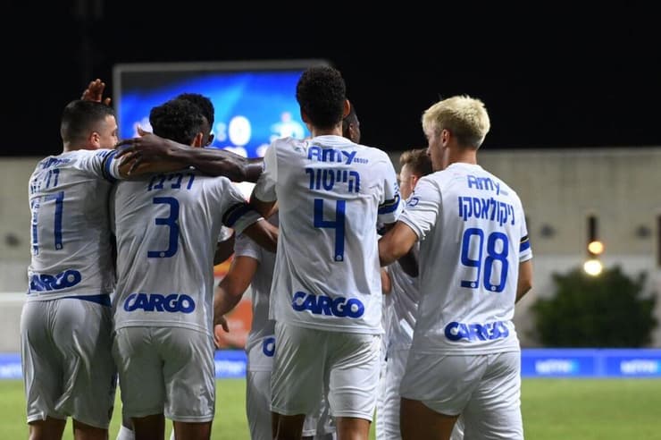 "נמצאים על דרך טובה". שחקני מכבי ת"א, אתמול במושבה (צילום: יאיר שגיא) הפועל פ"ת - מכבי ת"א שגיב יחזקל