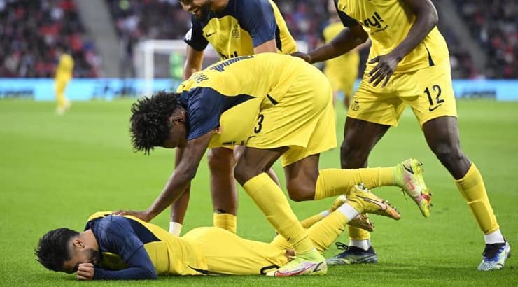 שחקני אוניון סן ז'ילואז חוגגים את השני