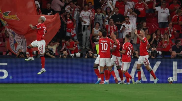 שחקני בנפיקה חוגגים