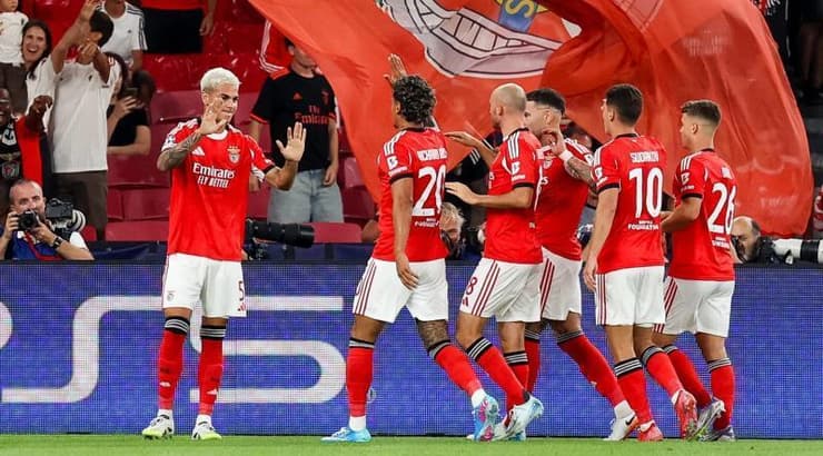 שחקני בנפיקה חוגגים את השער של ברנצ'אה