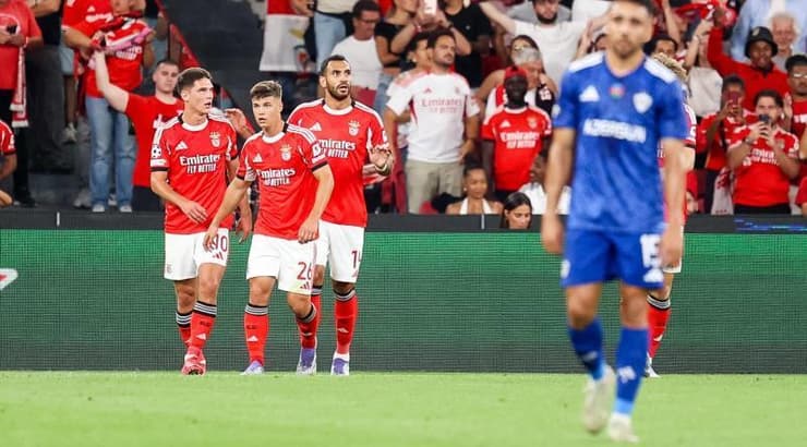 שחקני בנפיקה חוגגים את השער של פבלידיס