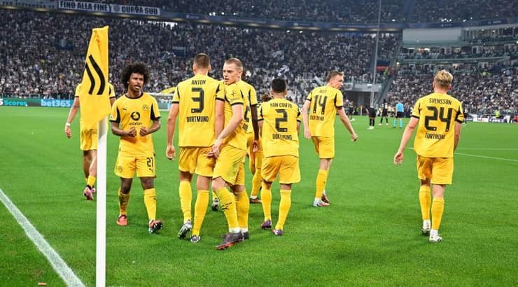 שחקני דורטמונד חוגגים