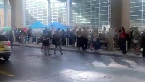 עומסים בתור למוניות בנתב"ג בעקבות השבתת הרכבות