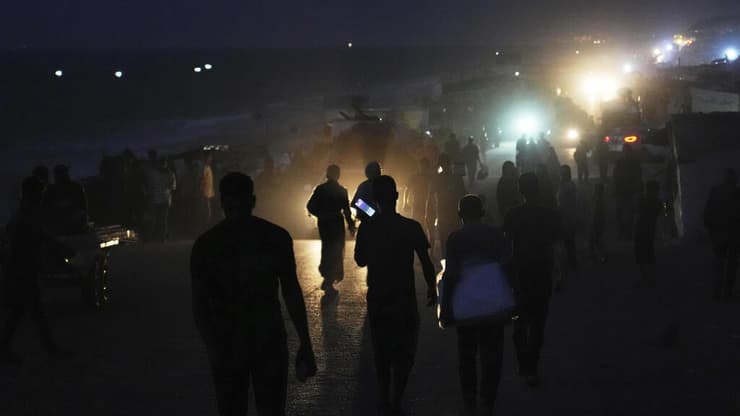 עקורים פלסטינים מתפנים לכיוון דרום הרצועה