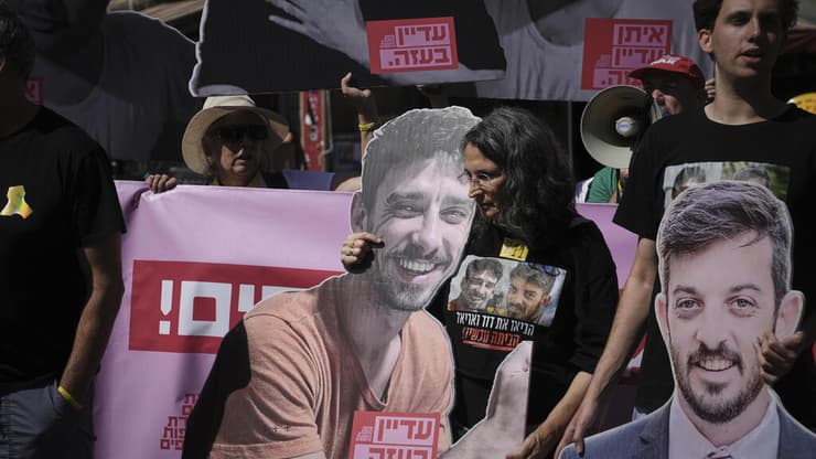 צילום: AP Photo/Mahmoud Illean משפחות החטופים מוחות מול מעון רה"מ