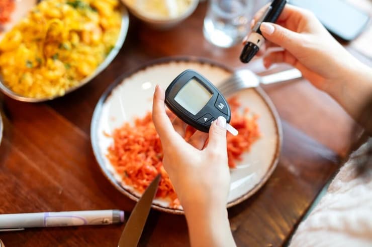 החגים מביאים איתם שולחנות עמוסי מנות מתוקות ושומניות (צילום: Shutterstock) סוכרת