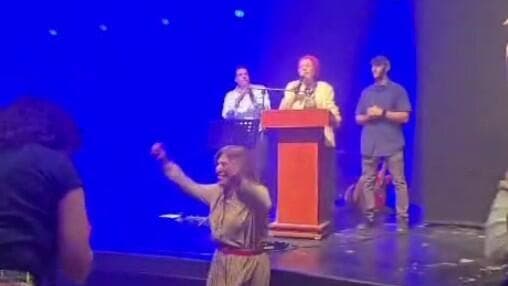 אורית סטרוק בנאומה לפני ההופעה של שירי מימון בראש העין