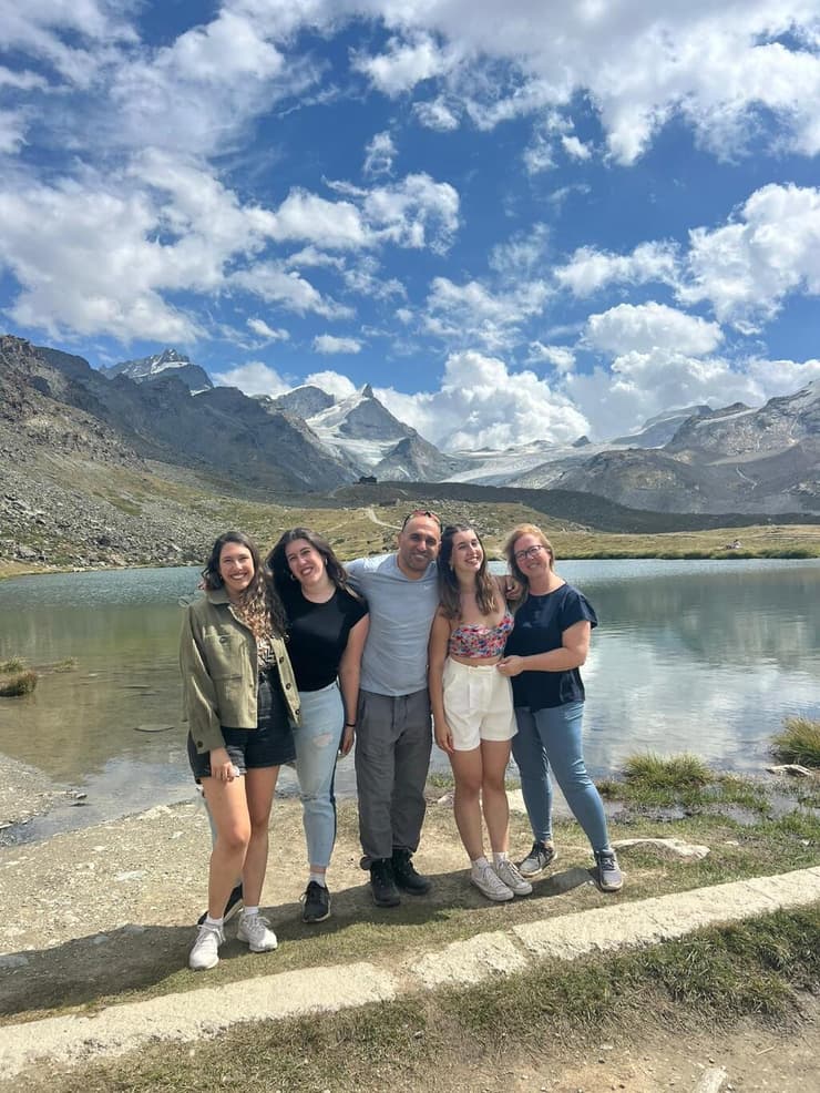 פלד עם משפחתו. "הריבית והמלחמה שאינה נגמרת יכולות למוטט משקי בית" (צילום: אלבום פרטי) יעקב פלד והמשפחה