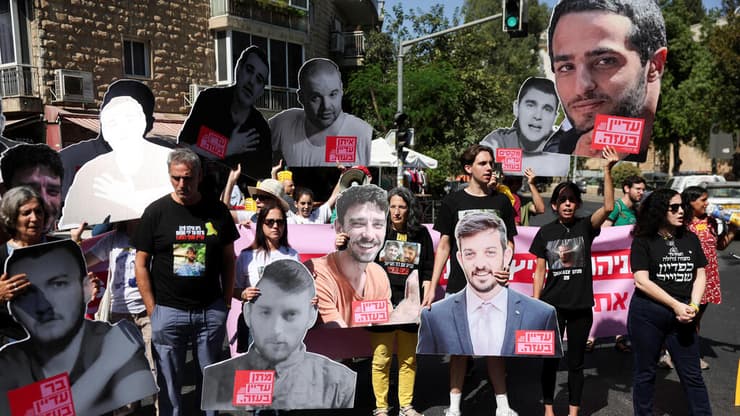 משפחות החטופים מוחות מול מעון רה"מ