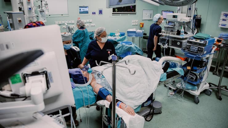 אילנה על שולחן הניתוחים (צילום: דניאל כהן, דוברות אסותא) מהלך הניתוח שעברה אילנה רובין