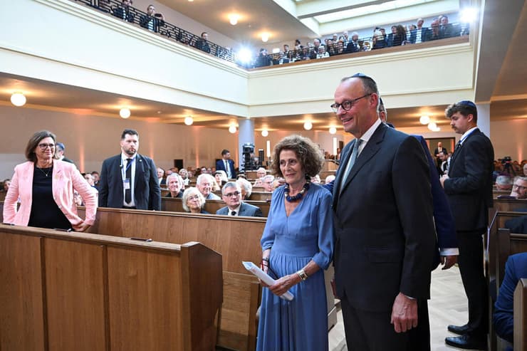 הקנצלר מרץ לצד רחל סלמנדר