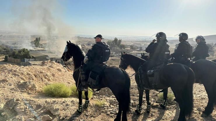 הפרת סדר התפתחה במקום, המשטרה השתמשה באמצעים לפיזור הפגנות (צילום: דוברות המשטרה) מבצע אכיפה משטרתי לפינוי צביר 999 בנגב