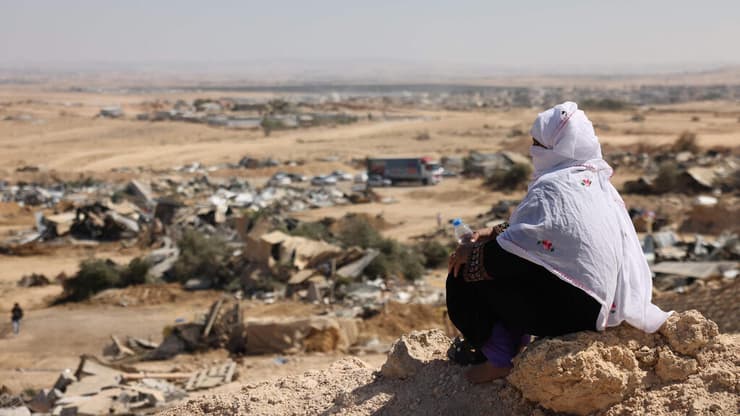 "ילדים בלי חתונה - זה גזר דין מוות" (צילום: AHMAD GHARABLI / AFP) כוחות משטרה גדולים סייעו הבוקר (רביעי) לרשות מקרקעי ישראל (רמ"י) באכיפת צו הריסה שיפוטי של בנייה בלתי חוקית בפזורה א-סר הסמוכה לשגב שלום
